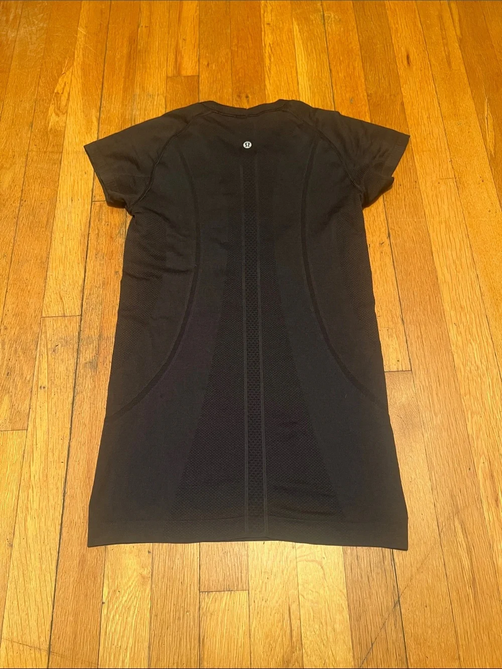 Lululemon Swiftly Tech Short Sleeve Crew Tee in Black, Women’s size 6